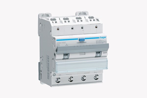 Schrägansicht Hager ADM416QC Fehlerstrom-Leitungsschutzschalter (FI-LS / RCBO) 4-polig, Blick auf Anschlüsse und Kippschalter