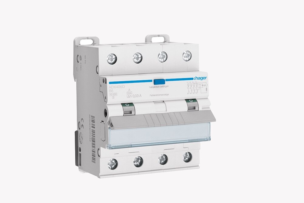 Schrägansicht Hager ADX406D Fehlerstrom-Leitungsschutzschalter (FI-LS / RCBO) 4-polig, Blick auf Anschlüsse und Kippschalter