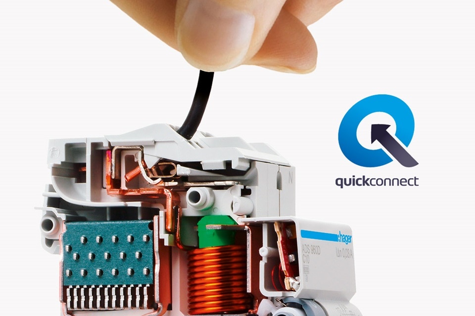 Schrägansicht geöffneter Hager ADS960D Fehlerstrom-Leitungsschutzschalter mit Beispiel Leiteransschluss mittels QuickConnect Technik