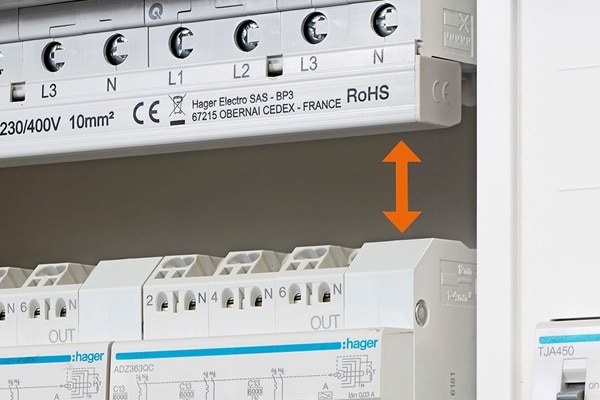 Illustration der Platzersparnis zwischen Gerätereihen durch Nutzung Hager QuickConnect Technik und senkrechten/waagerechte Phasenschienen