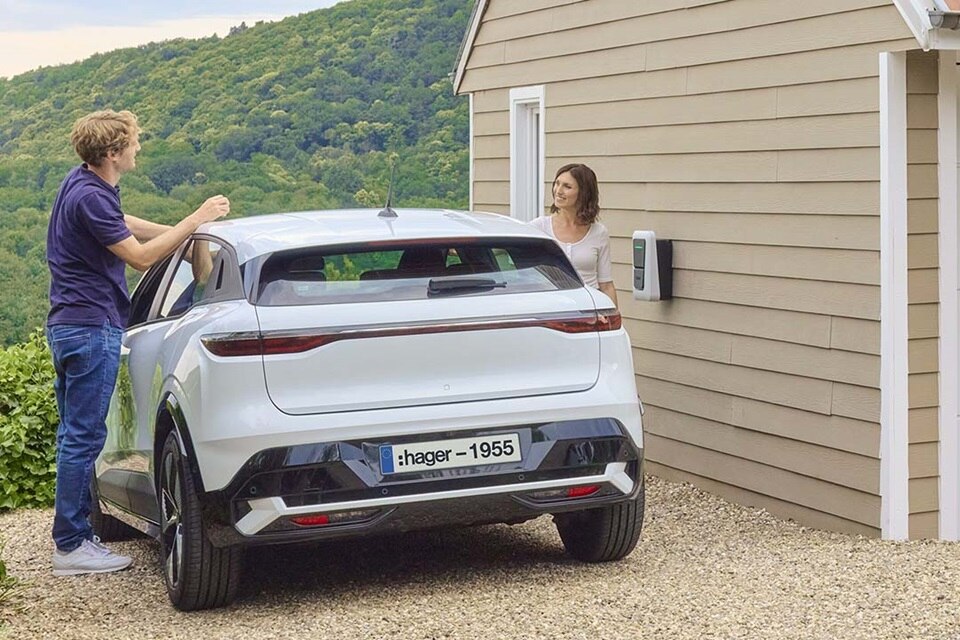 hager-lifestyle-pic-witty-one-043a-lan-socket-version-white-DMCX-en-07-2024-lan