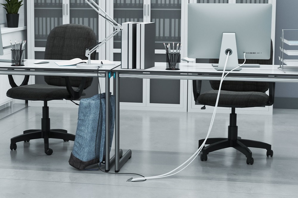 Blick in modernes Büro mit installiertem Hager tehalit Bodenkanal mit Kabeln für einen Arbeitsplatz