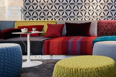 Blick auf Empfangsbereich eines Hotels mit buntem Sofa-Lounge-Bereich