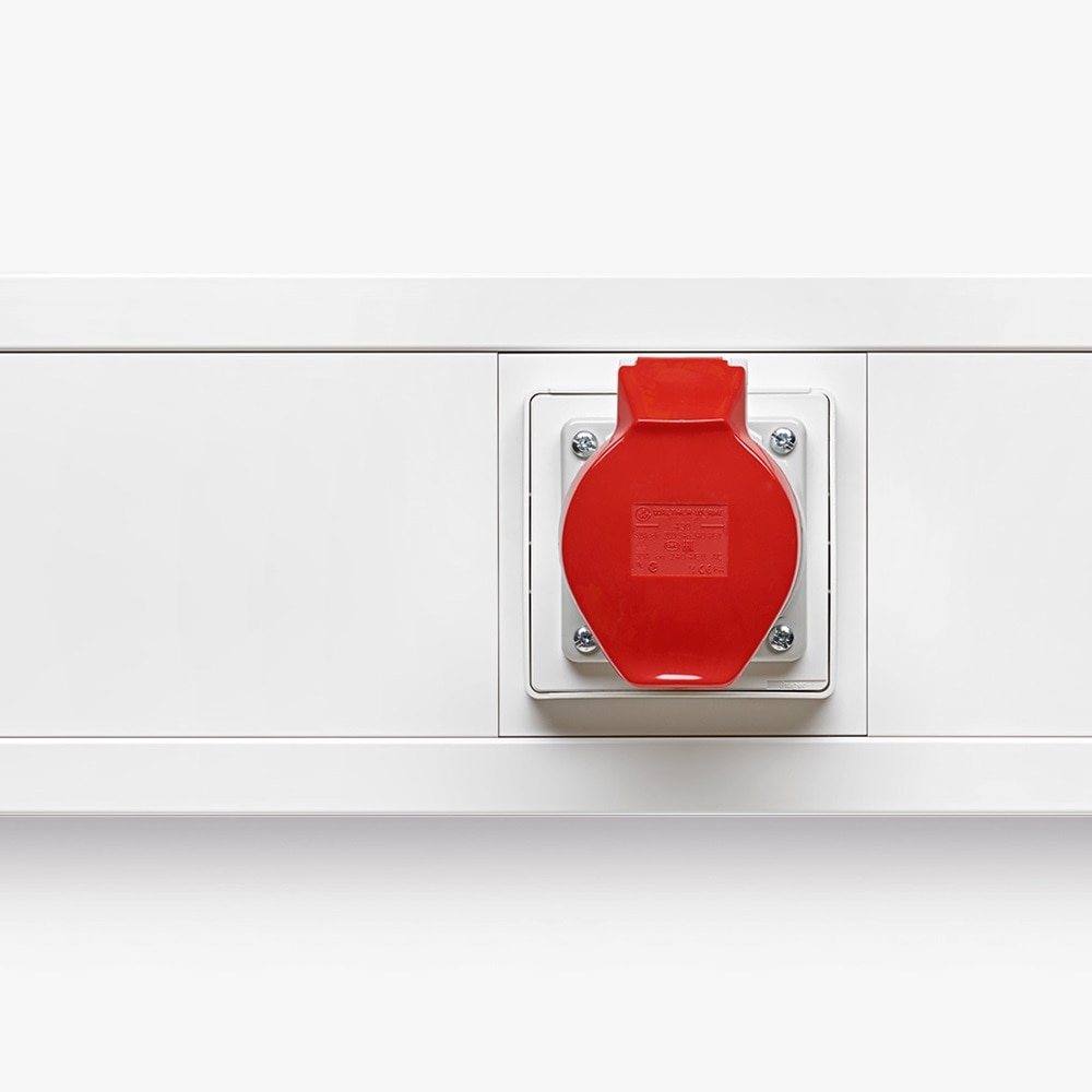 Frontalansicht Hager tehalit BR65 Brüstungskanal mit Einbaugerät CEE-Dose und 120 mm Deckel