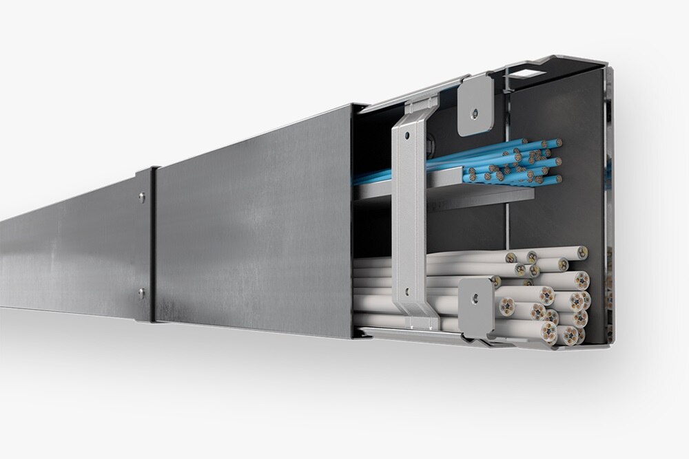 Schrägansicht auf Kabelkanal Hager FWK Plus mit verlegten Leitungen und intumeszierenden Innenbeschichtung