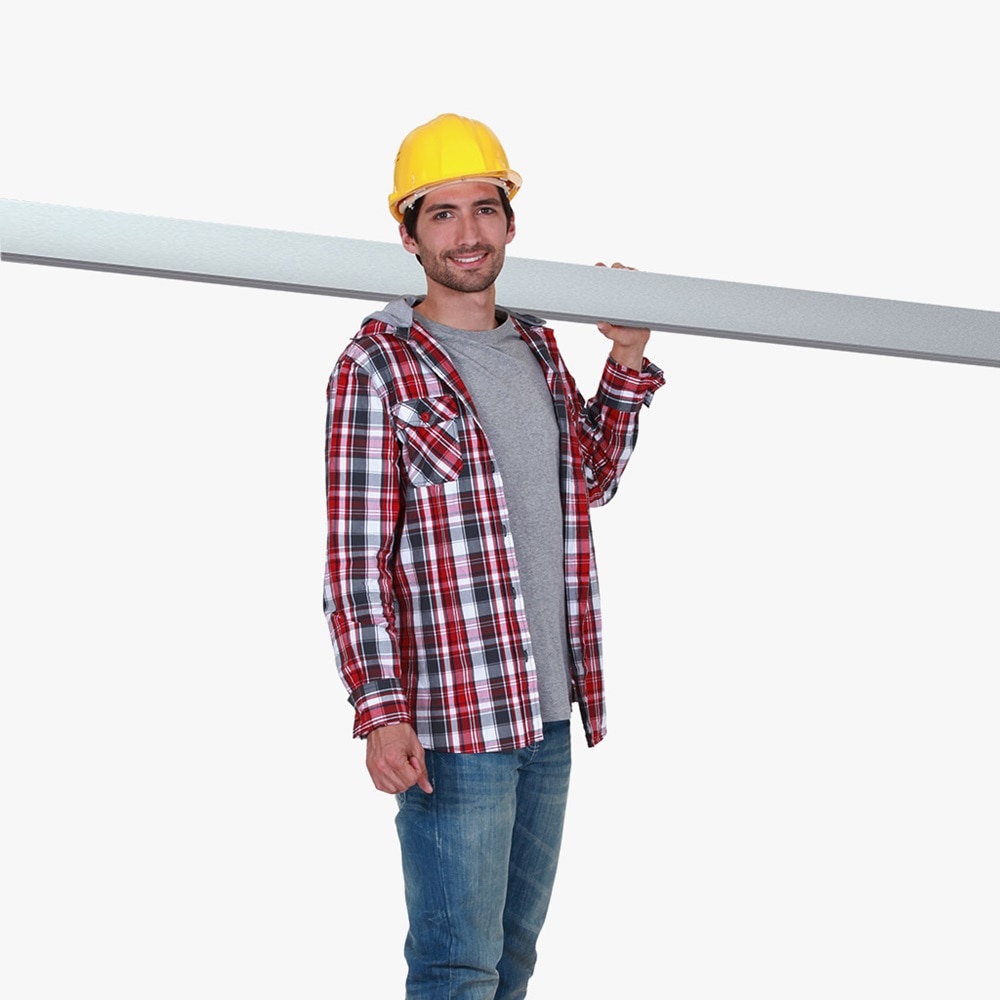 Symbolbild von einem Elektrohandwerker, der den Brandschutzkanal auf der Schulter trägt.