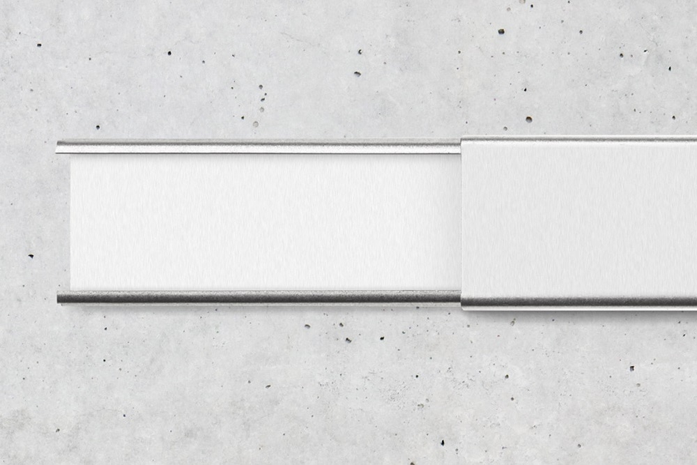 Blick auf Hager tehalit Brüstungskanal, Montage des Leitungsführungssystems an Sichtbetonwand