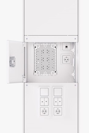 Frontalansicht mit Ausschnitt von Hager Mediensäule, Blick auf geöffnetes Fach mit gelochter Montageplatte und zwei Einbaugeräten daneben
