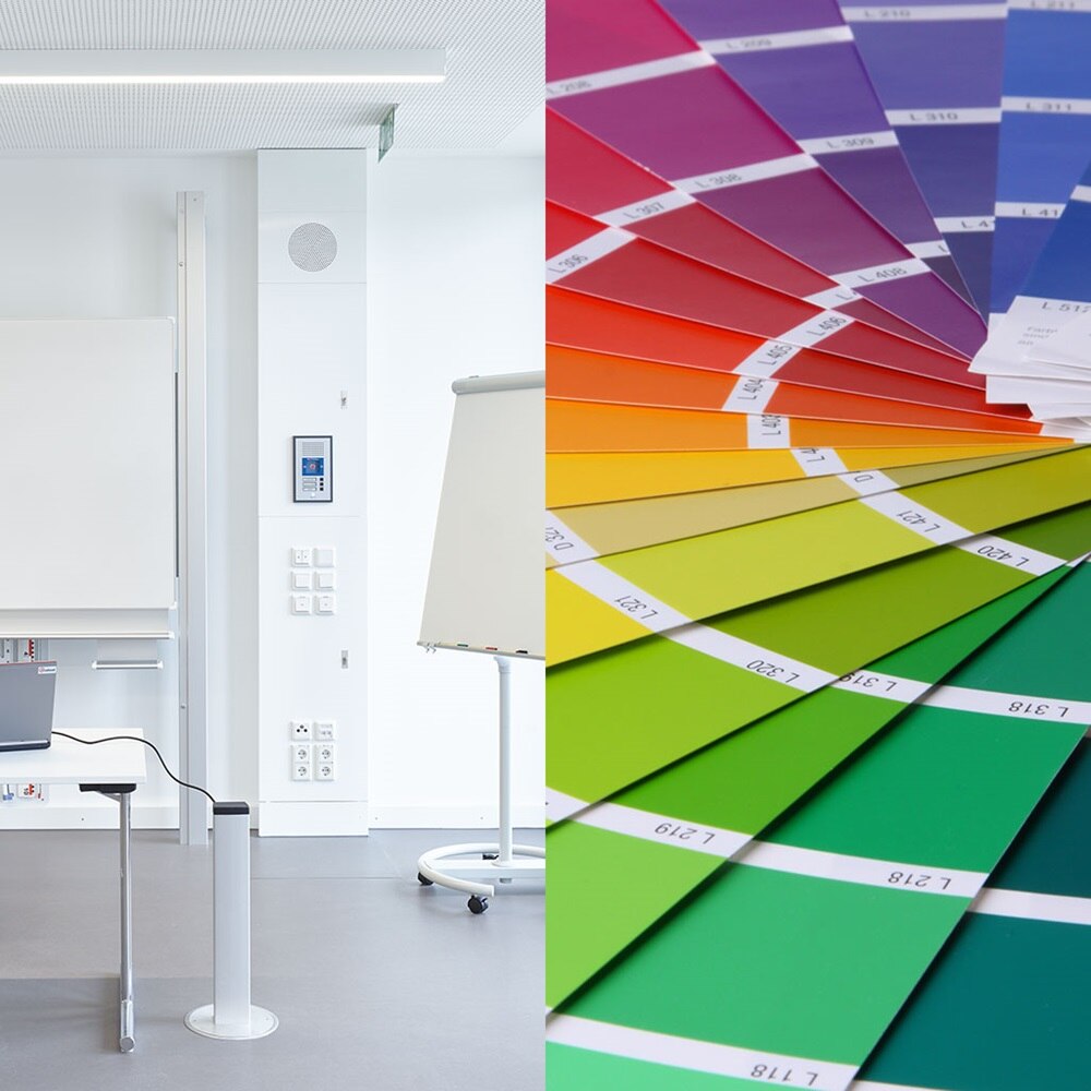 Blick in Schulzimmer mit Hager Mediensäule in Weiß, daneben gefächerte Farbkarte zur Illustration der erhältlichen Farben für die Säule