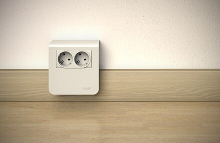 Blick auf Hager tehalit Sockelleistensystem, Sockelleiste in Eichenholz-Optik, Geräteträger und Einbaugerät 2-fach Steckdose in Silber 