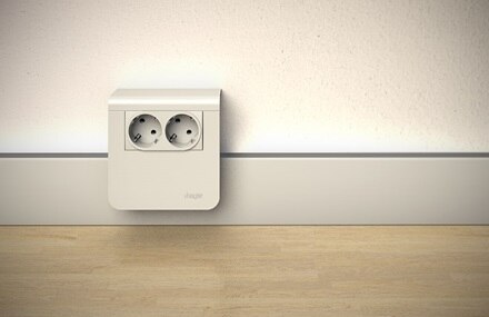 Blick auf Hager tehalit Sockelleistensystem, Sockelleiste in Aluminium, Geräteträger und Einbaugerät 2-fach Steckdose in Silber 