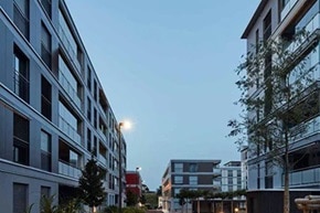 Moderne Wohngebäude mit äußerer Straßenbeleuchtung am Abend