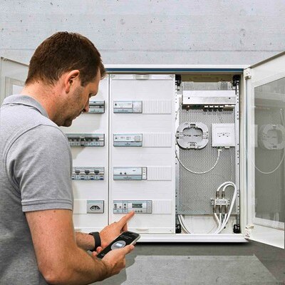 Unsere modernen Infrastruktur-Lösungen bringen Strom und Daten zuverlässig in jeden Winkel des Gebäudes und sind für jeden Gebäudetyp geeignet.