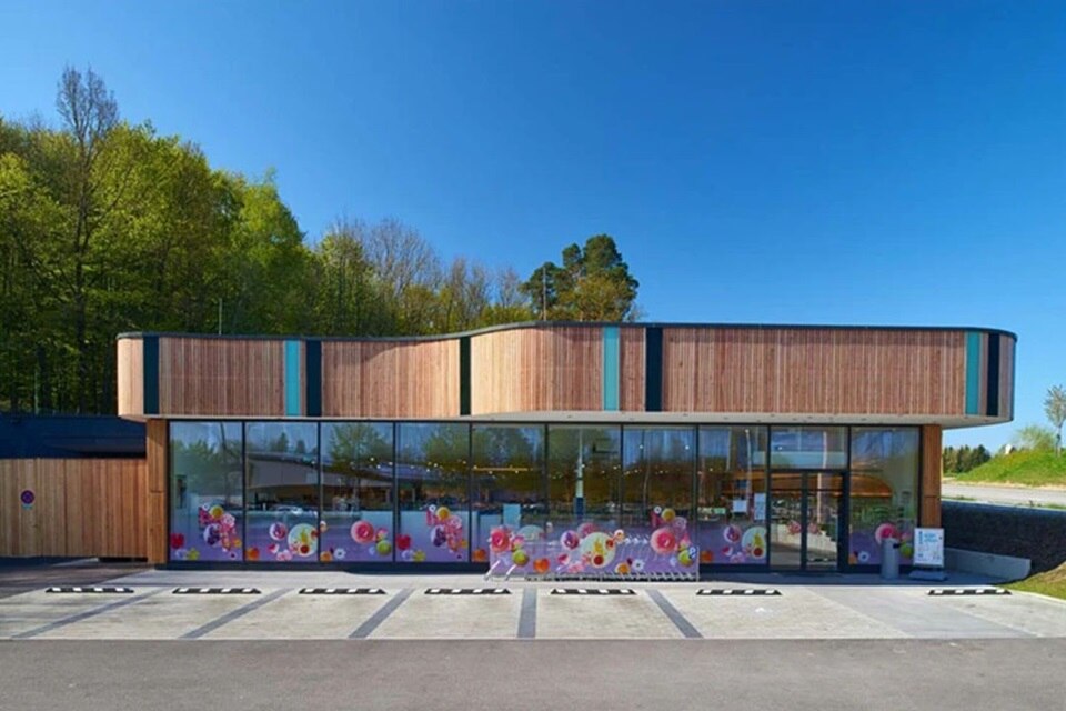 Modernes Geschäftsgebäude mit Holzverkleidung und großen Glasfenstern