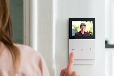 Türsprechanlagen der neuen Art: Elegant, innovativ, einzigartig: Die Aussensprechstellen elcom.one und die Innensprechstellen elcom.touch überzeugen durch Design und Technik. 