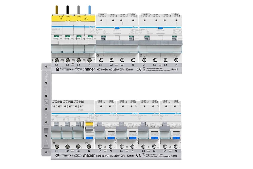 Elektroverteilungstafel der Marke Hager mit mehreren Leitungsschutzschaltern und Sammelschienen
