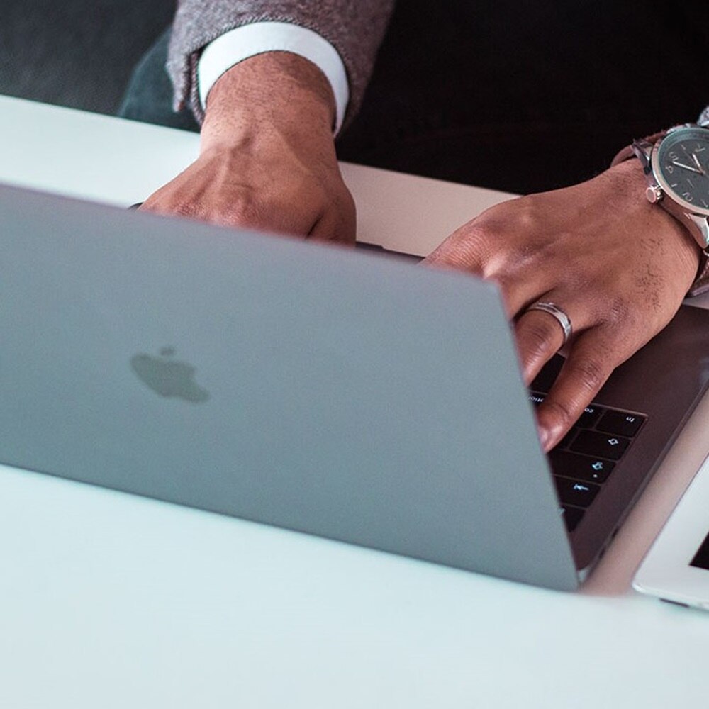 Mann tippt auf Laptoptastatur
