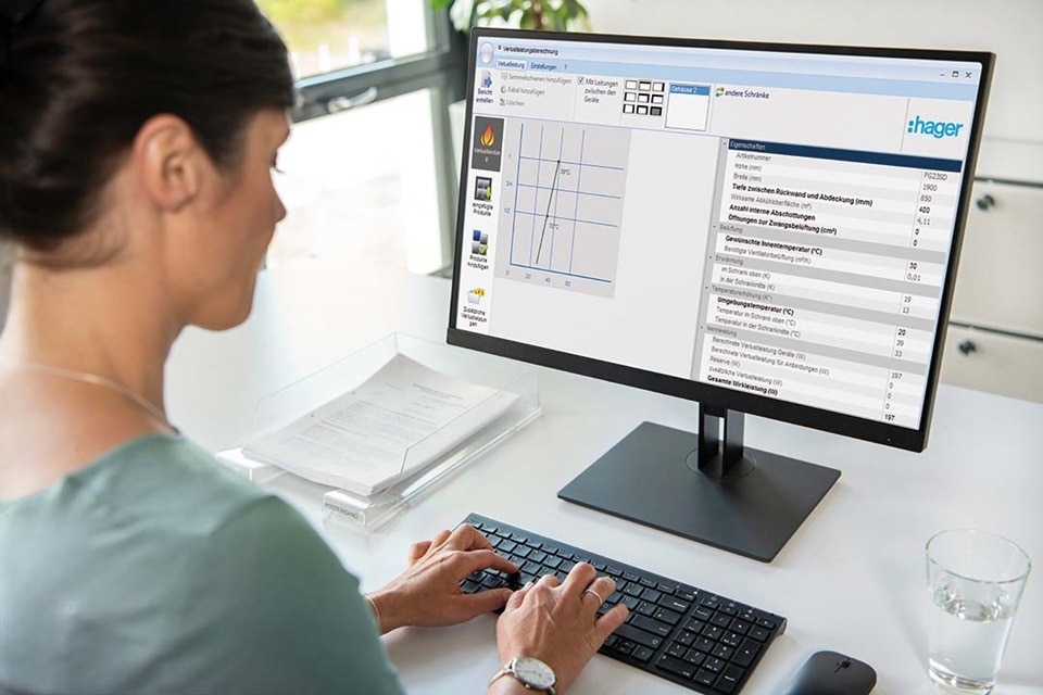 Fachkraft arbeitet an einer Hager Elektroplanungssoftware auf einem Computer mit sichtbaren Diagrammen und Spezifikationen