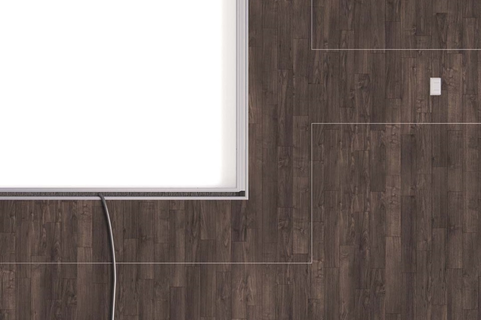 Wohnrauminterieur mit einem weißen Lichtschalter an einer Holzwand neben einem Sockelleistenheizkörper und einem Kabel auf dem Boden