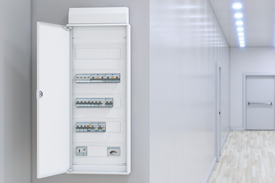 Offener Elektroverteiler mit Sicherungsautomaten in einem modernen Gewerbegebäude