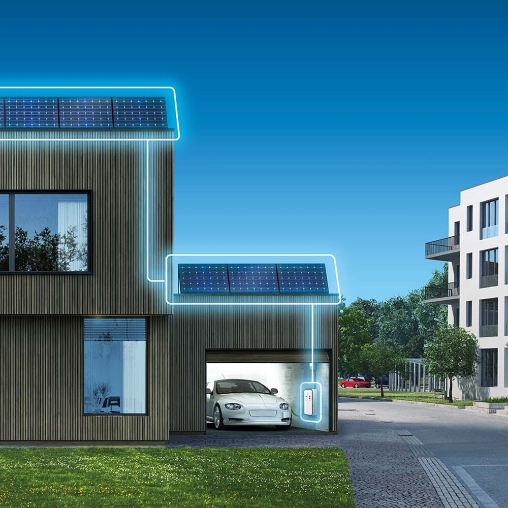 Modernes Haus mit Solarzellen und Ladestation für Elektroautos