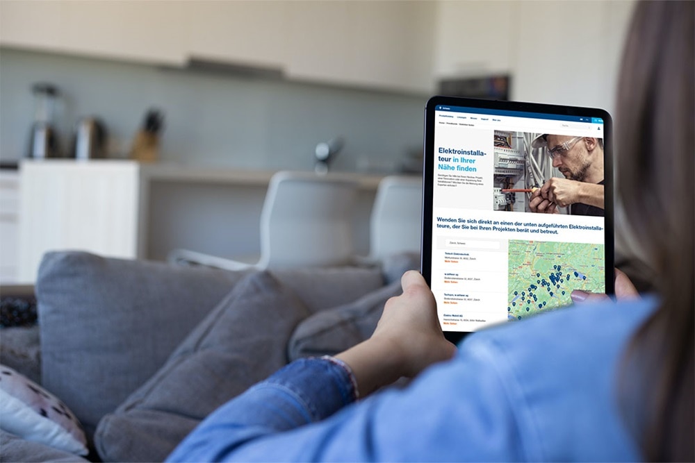 Frau mit iPad - Hager Verzeichnis Elektriker finden