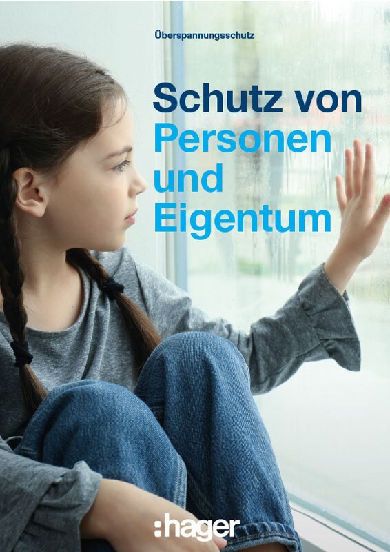 Junge Person sitzt nachdenklich am Fenster, mit Text über den Schutz von Personen und Eigentum, der Hagers Lösungen für Überspannungsschutz zeigt