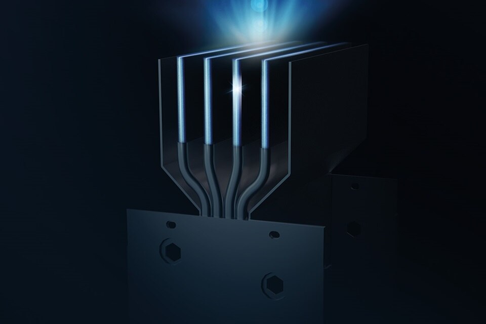 Beleuchtetes elektrisches Sammelschienensystem mit leuchtenden Verbindungen in dunkler Umgebung