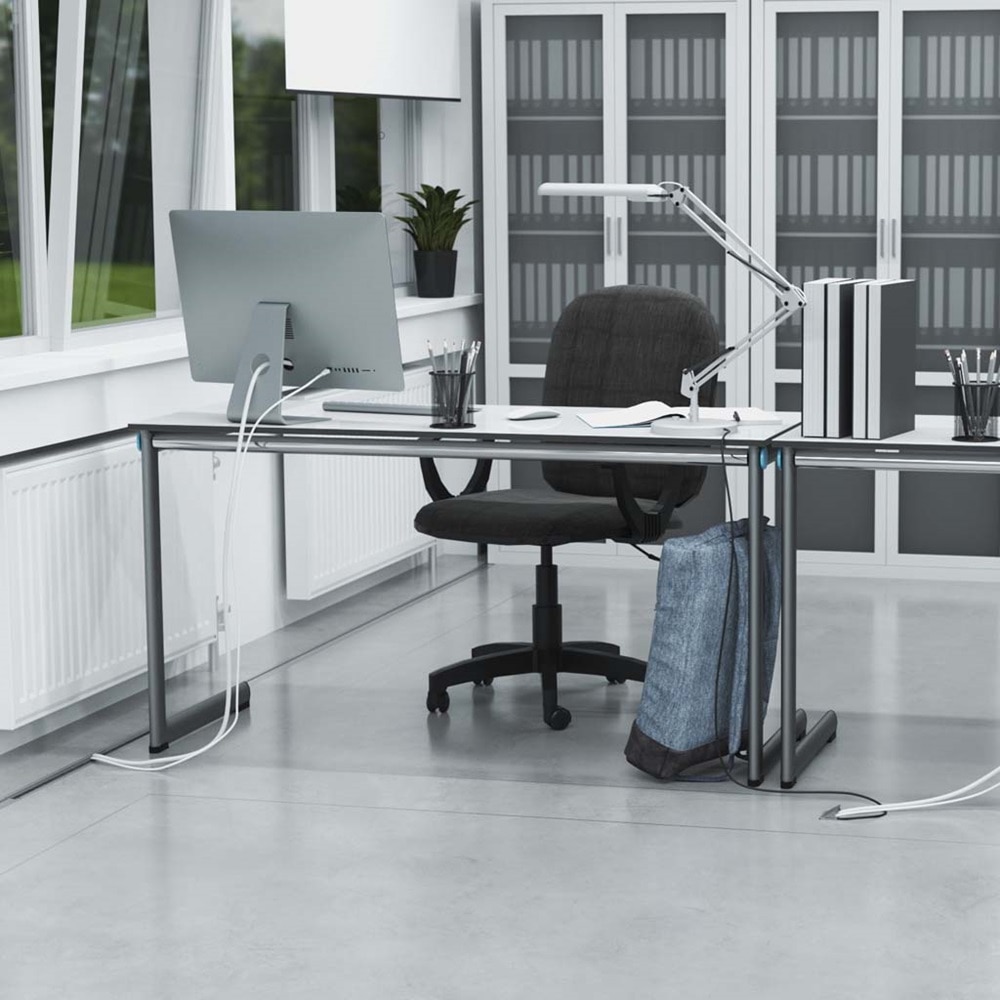 Büro mit Schreibtisch und Mac