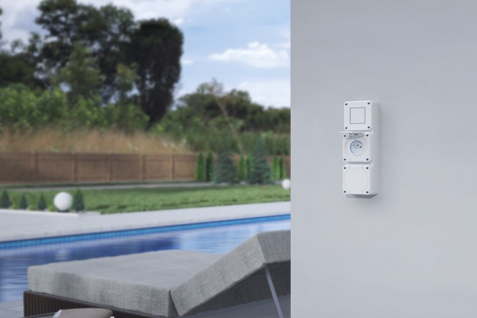 robusto Wand im Garten mit Pool