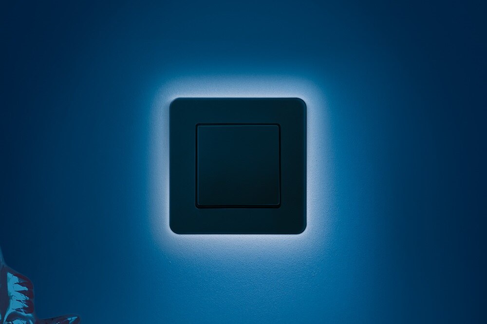 Q7 Lichtschalter von Berker mit dimmbarer LED-Beleuchtung.