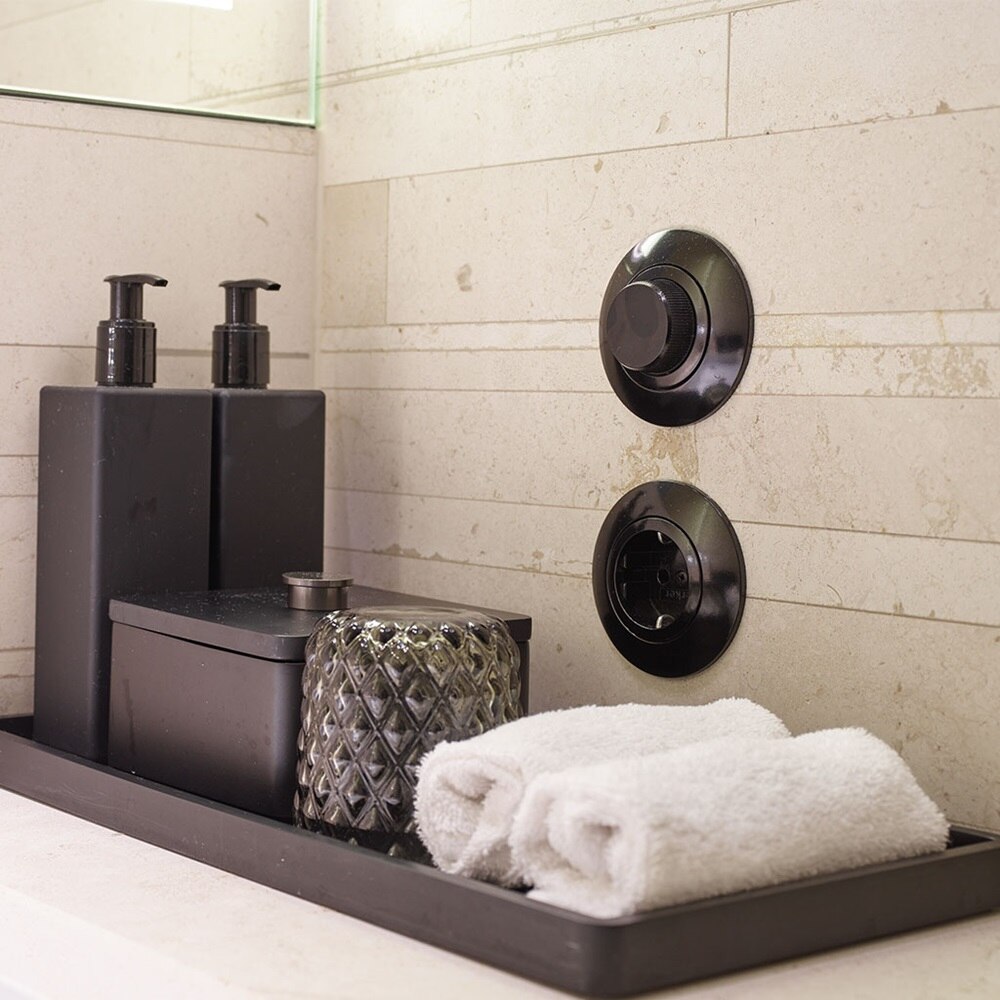 Badezimmer eines Hotels mit Schaltern und Steckdosen der Berker Serie 1930 in schwarz