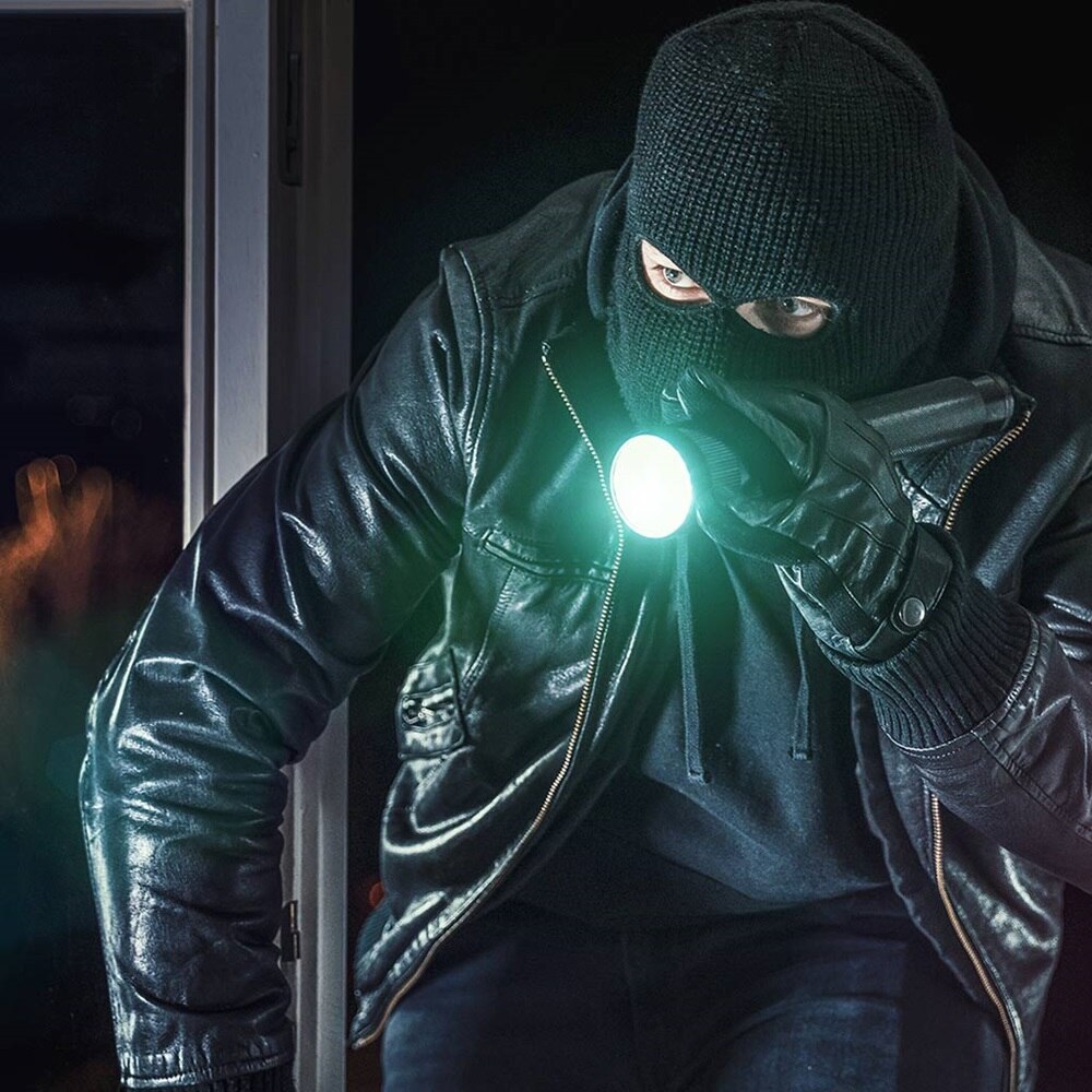Einbrecher mit Taschenlampe.