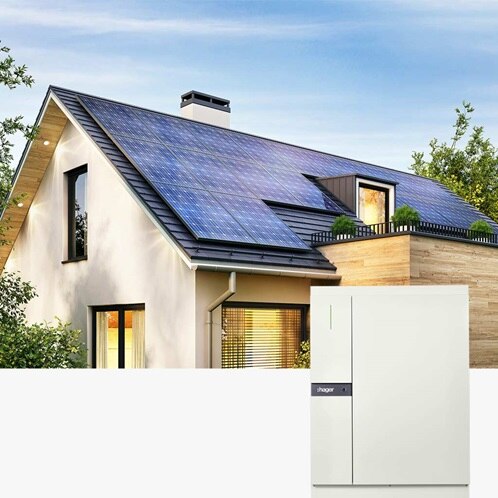 Modernes Einfamilienhaus mit einer Photovoltaikanlage und einem Stromspeicher.