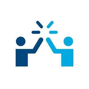 Icon zweier Personen, die zusammen einschlagen, Sinnbild für Zusammenarbeit.