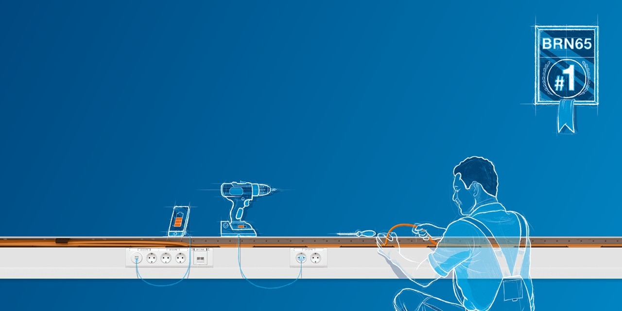 Grafische Illustration eines Elektrikers, der mit einer Steckdosenleiste und Elektrowerkzeugen vor einem blauen Hintergrund mit Auszeichnungsemblem BRN65 #1 arbeitet