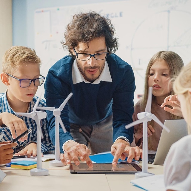 Symbolbild für digitalen Unterricht an einer modernen Schule
