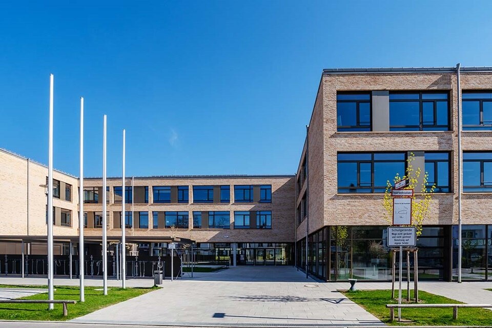 Die staatliche Berufsschule Fürstenfeldbruck, ausgestattet mit Hager Elektroinstallation fürs digitale Klassenzimmer