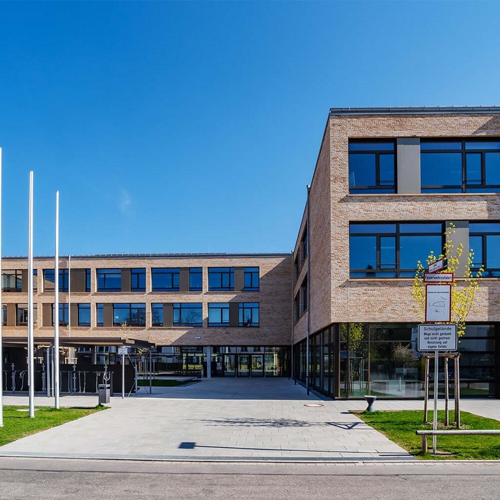 Die staatliche Berufsschule Fürstenfeldbruck, ausgestattet mit Hager Elektroinstallation fürs digitale Klassenzimmer