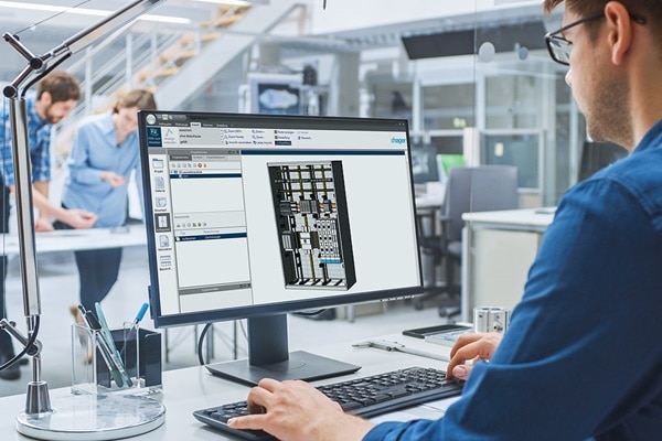 Elektroplaner bei der Arbeit mit Hager Produkten