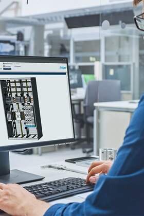 Elektroplaner bei der Arbeit mit Hager Produkten