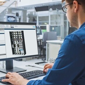 Elektroplaner bei der Arbeit mit Hager Produkten