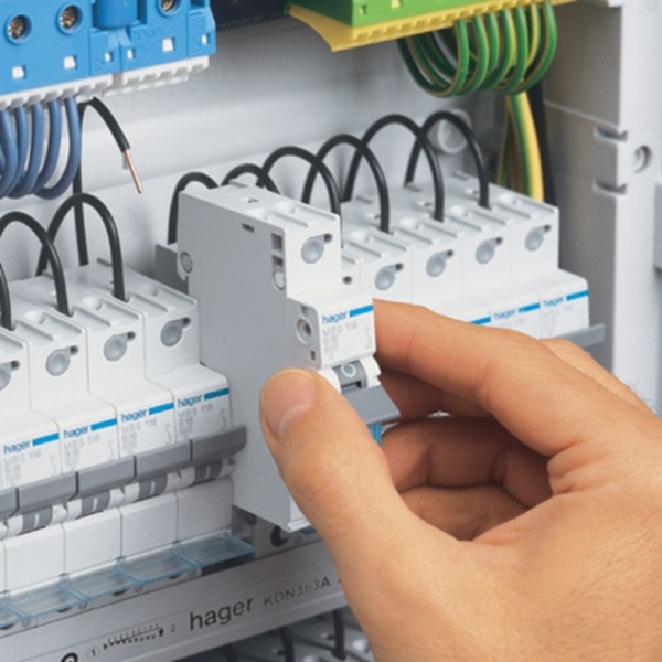 Ein Reiheneinbaugerät wird auf eine Hutschiene geklippt