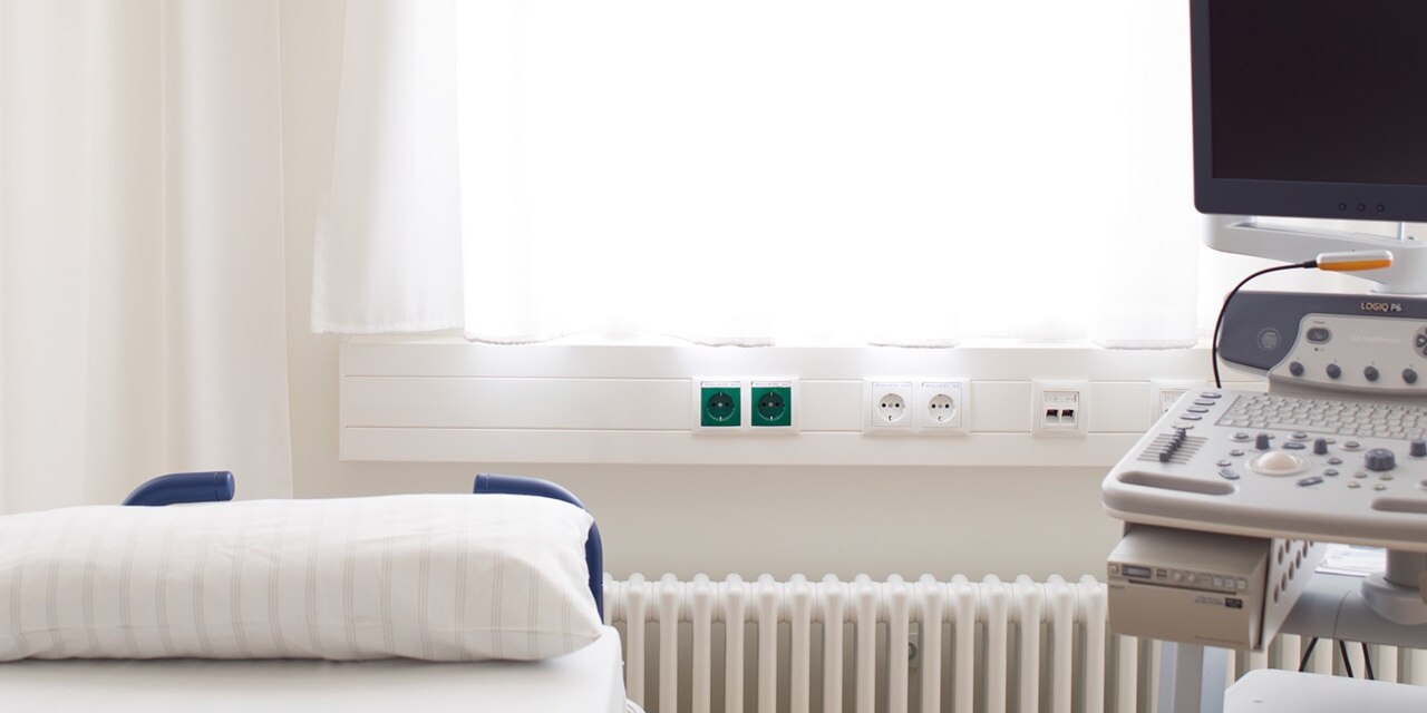 Krankenhauszimmer mit medizinischem Gerät und Elektrosteckdosen an der Wand