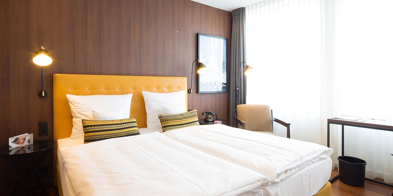 Modernes Hotelzimmer-Interieur mit Wandlampen und Steckdosen