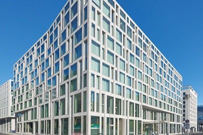 Außenansicht des Hotels Steigenberger Am Kanzleramt in Berlin, die als Hager-Referenz dient.