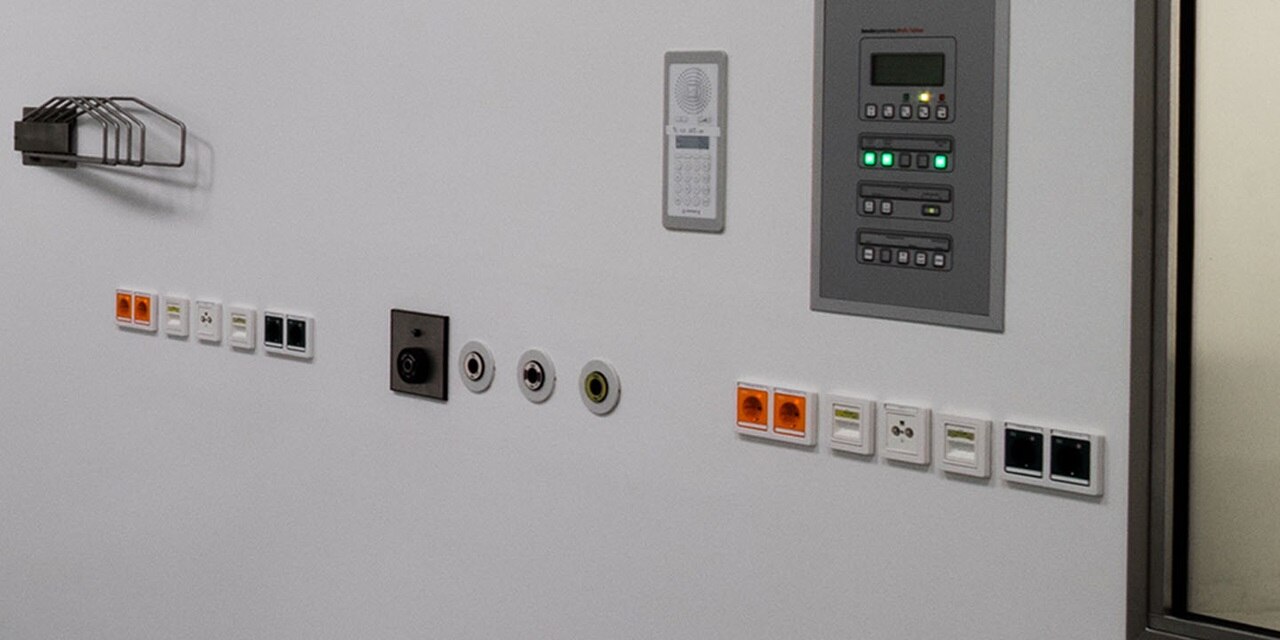 Wandmontierte elektrische Ausstattung einschließlich Steckdosen, Schalter und Steuerungssysteme im gewerblichen Einsatz