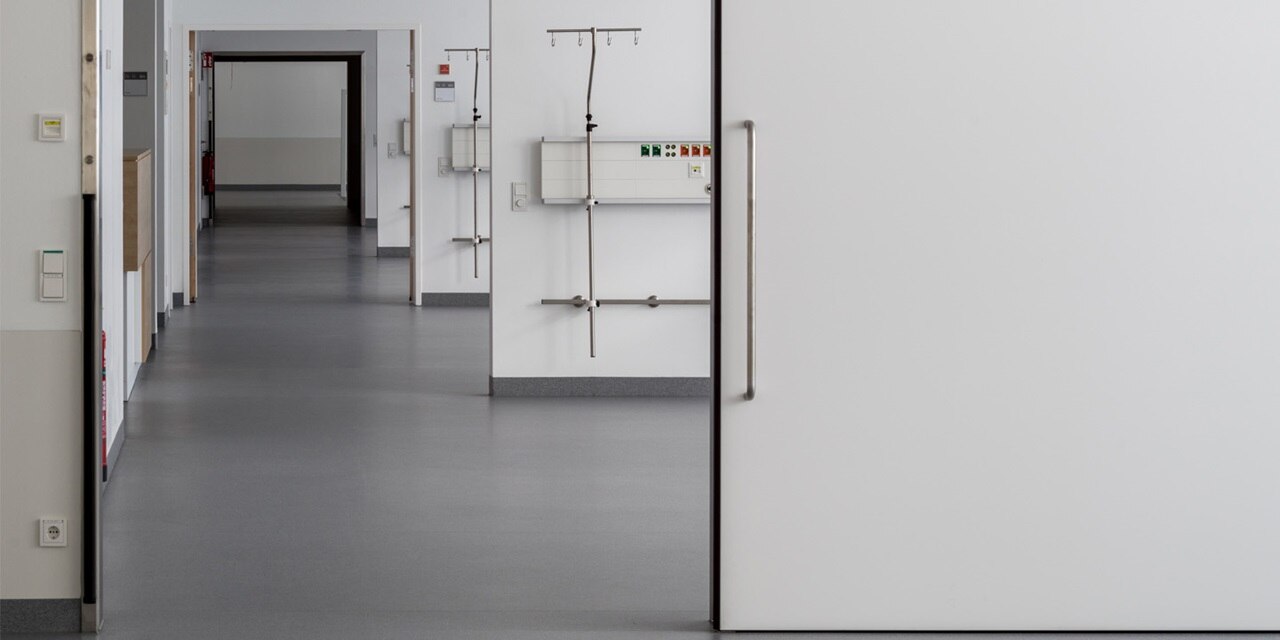 Flur in einem modernen Gebäude mit sichtbarem Elektroverteilungskasten an der Wand