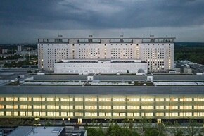 Außenansicht des Operationszentrums OPZ - Klinikum der Universität München am Campus Großhadern, die als Hager-Referenz dient.