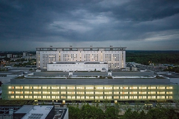 Beispiel einer Hager-Referenz in Form der Außenansicht des Operationszentrums OPZ - Klinikum der Universität München am Campus Großhadern.